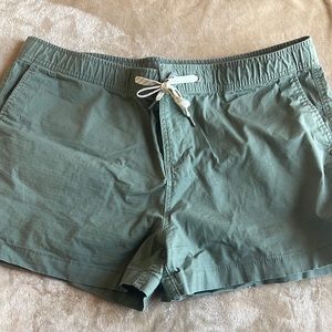 Vuori casual shorts in Green; size XL